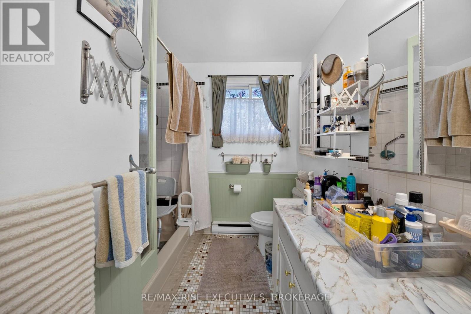 33 Montgomery Boulevard Property Photo 9