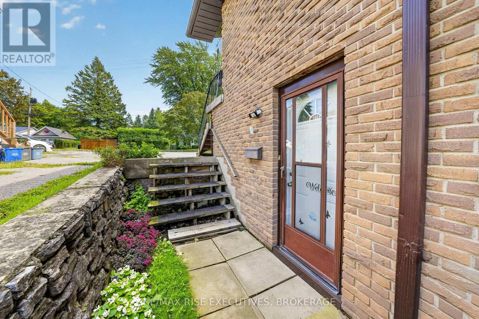 33 Montgomery Boulevard Property Photo 13