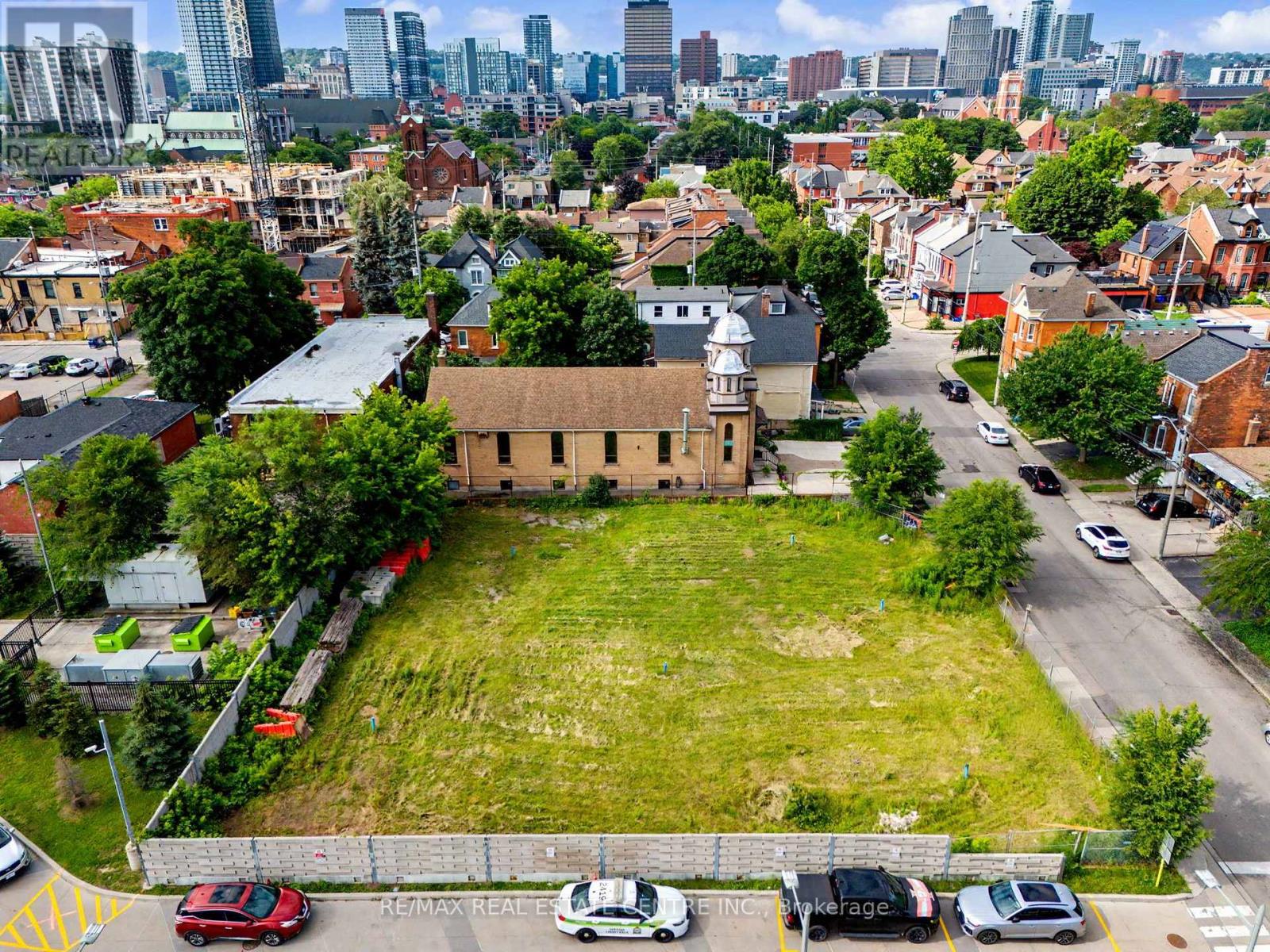 282 Macnab Street N Property Photo 16