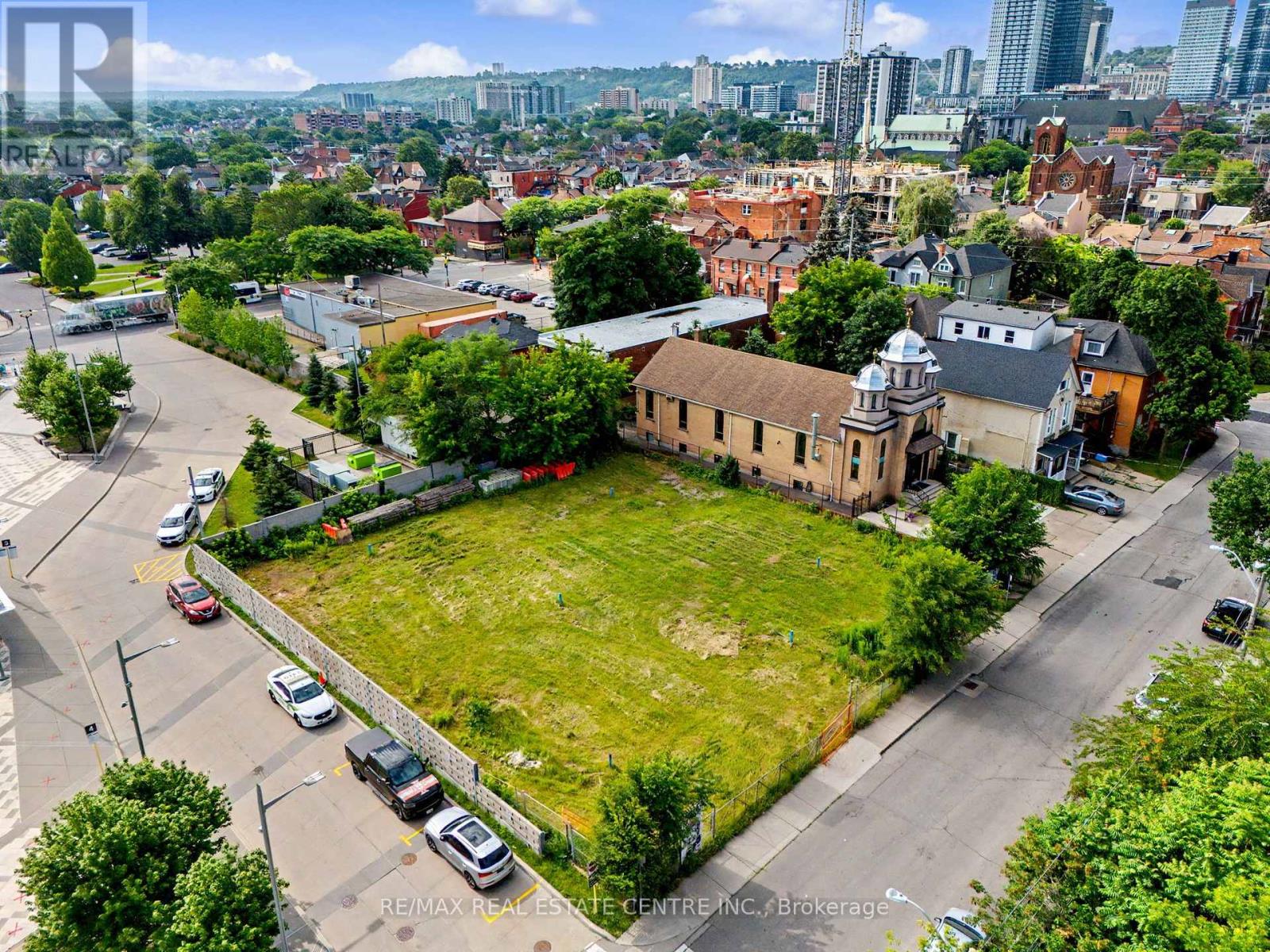 282 Macnab Street N Property Photo 17
