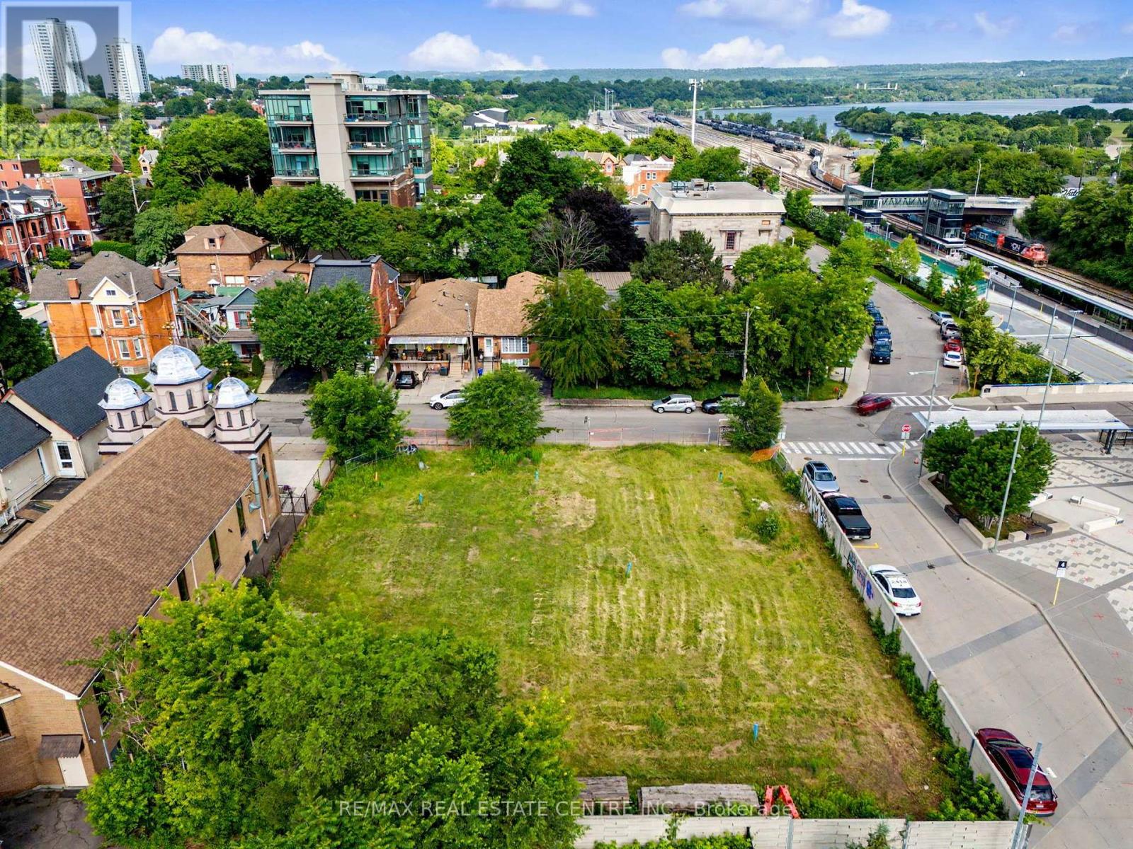 282 Macnab Street N Property Photo 19