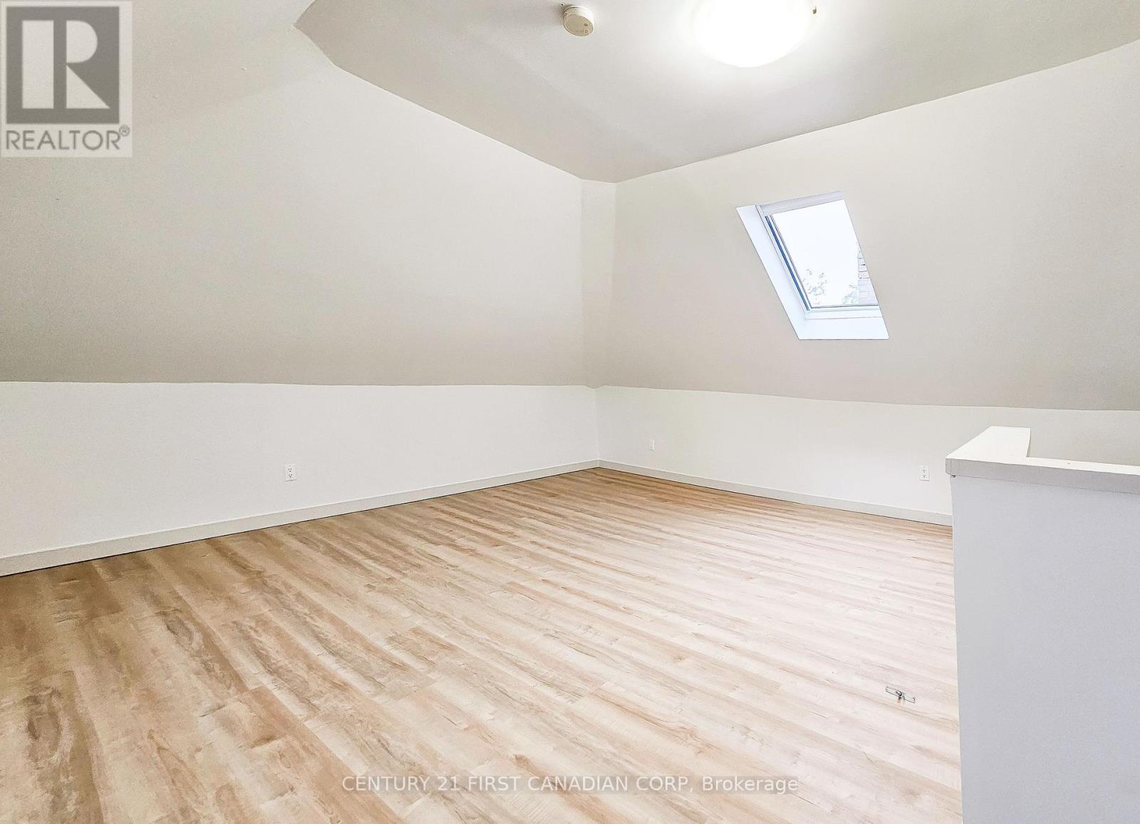 Apt 2 - 859 Dundas Street Property Photo 8
