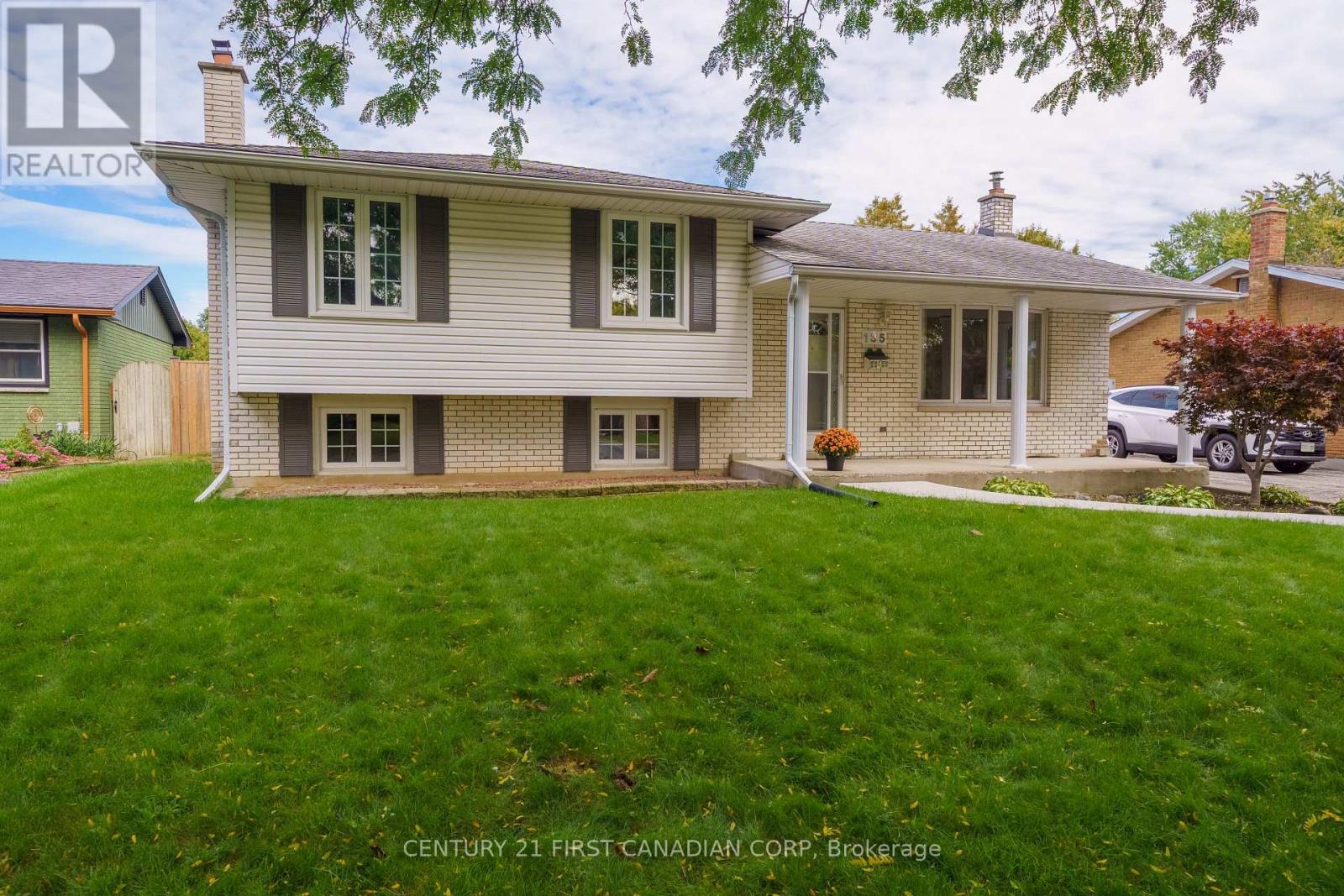 135 Downing Crescent Property Photo 2