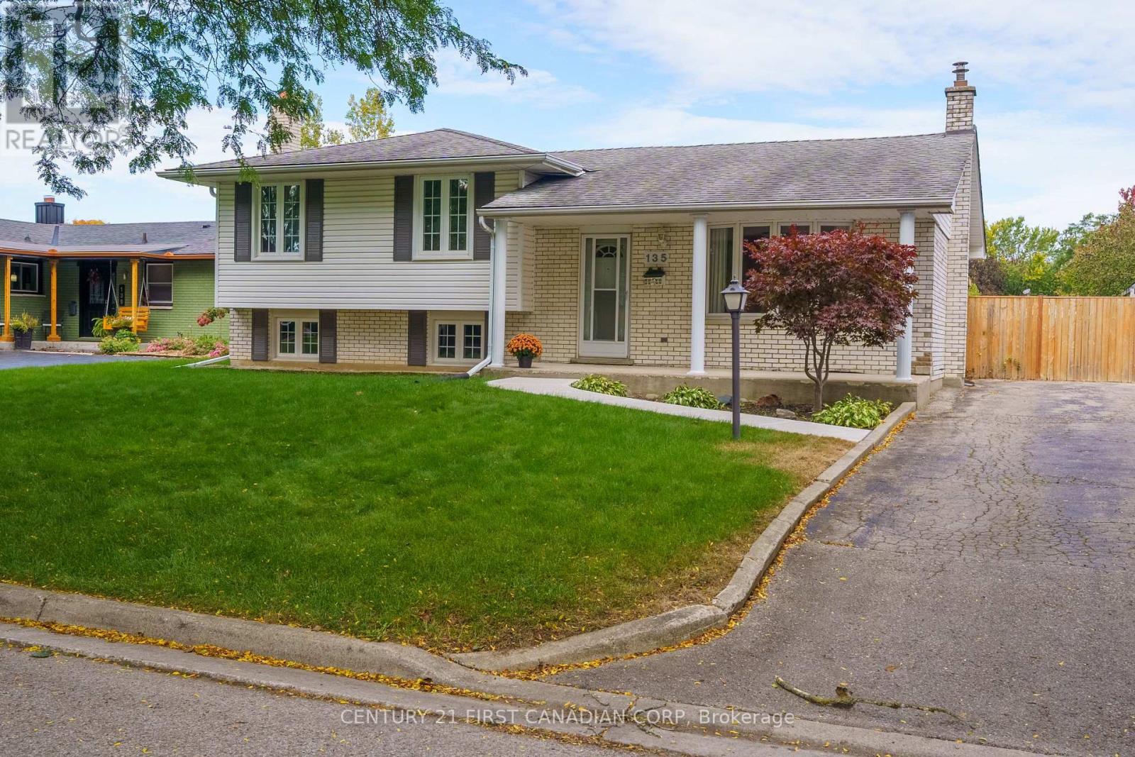 135 Downing Crescent Property Photo 3