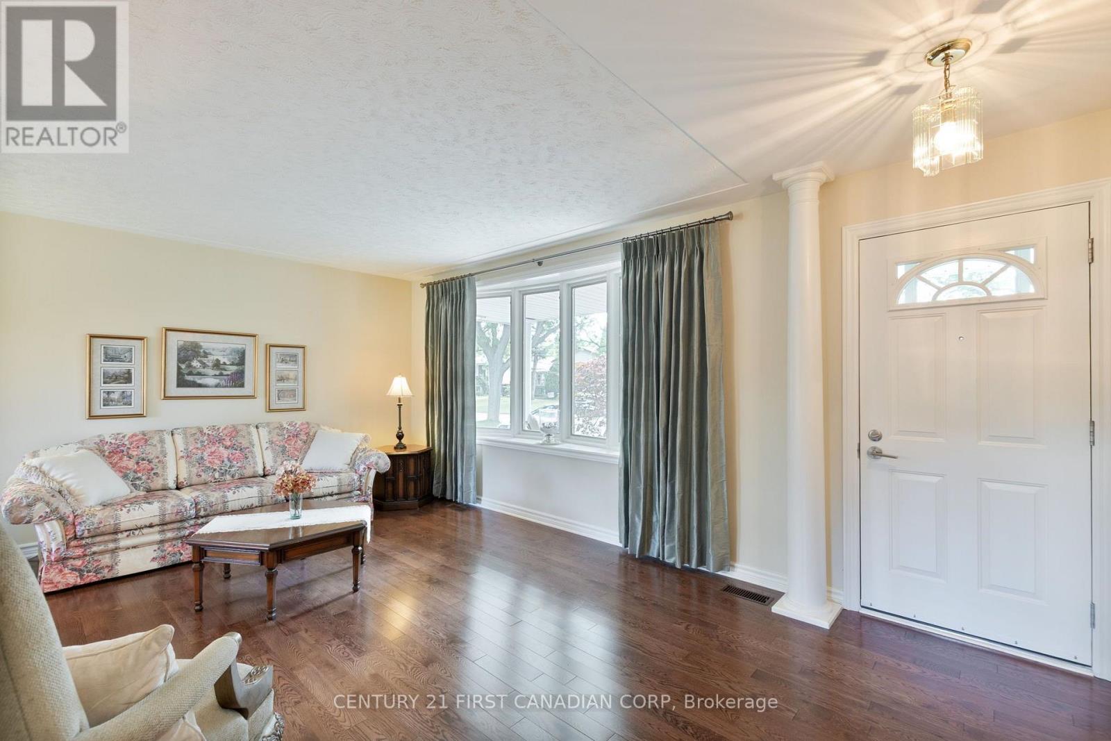 135 Downing Crescent Property Photo 7