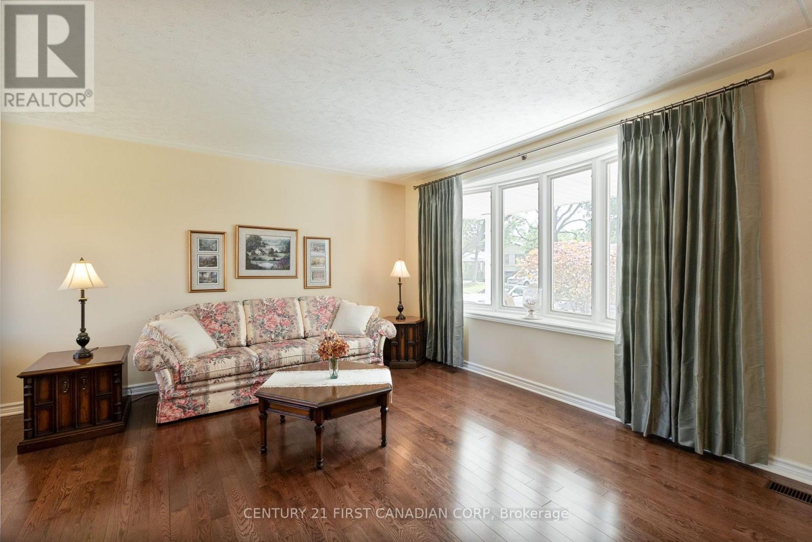 135 Downing Crescent Property Photo 8