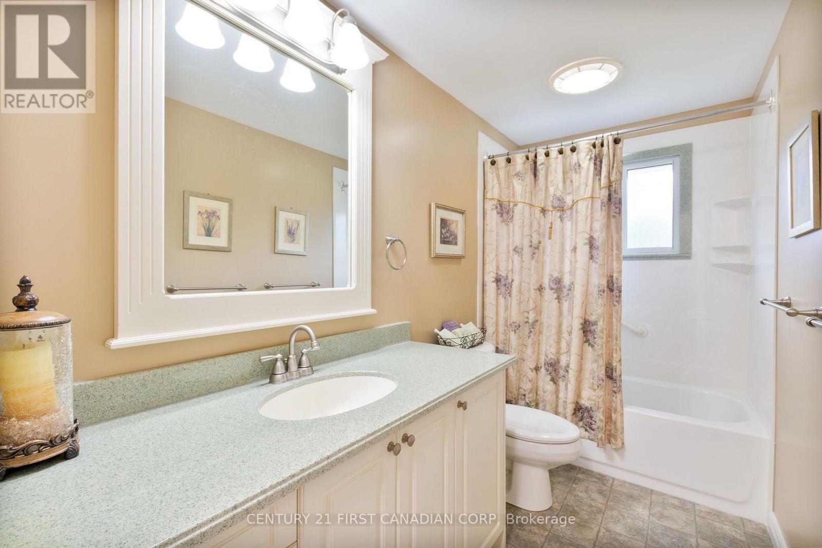 135 Downing Crescent Property Photo 24