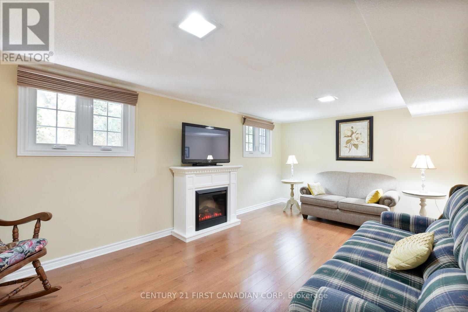 135 Downing Crescent Property Photo 32