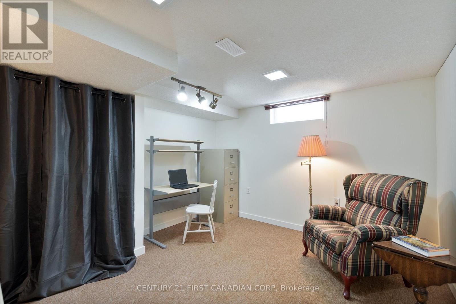 135 Downing Crescent Property Photo 35