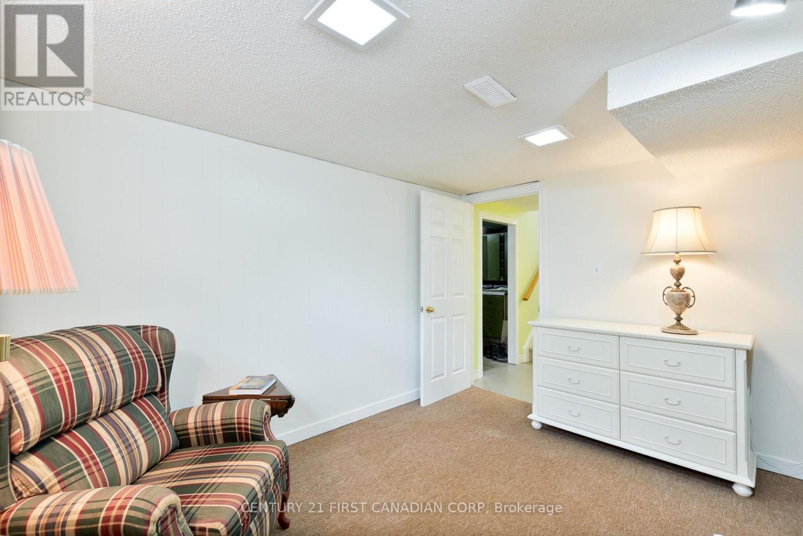 135 Downing Crescent Property Photo 36