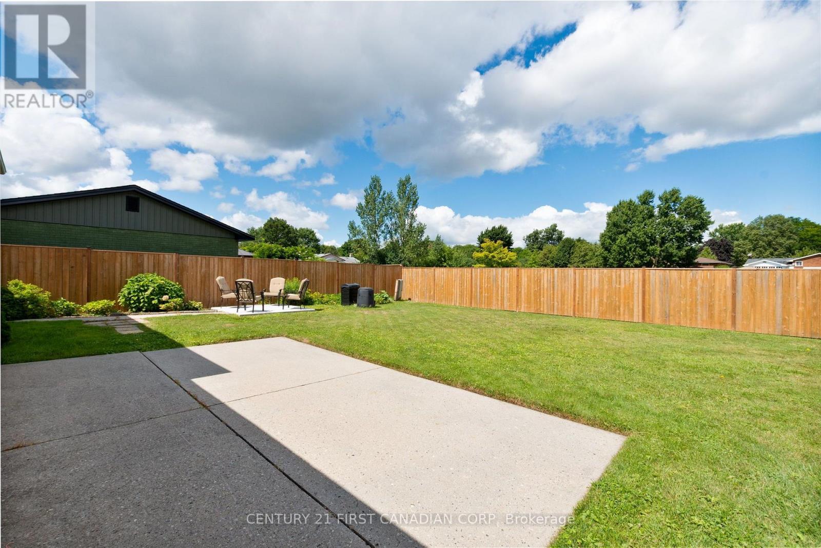 135 Downing Crescent Property Photo 37