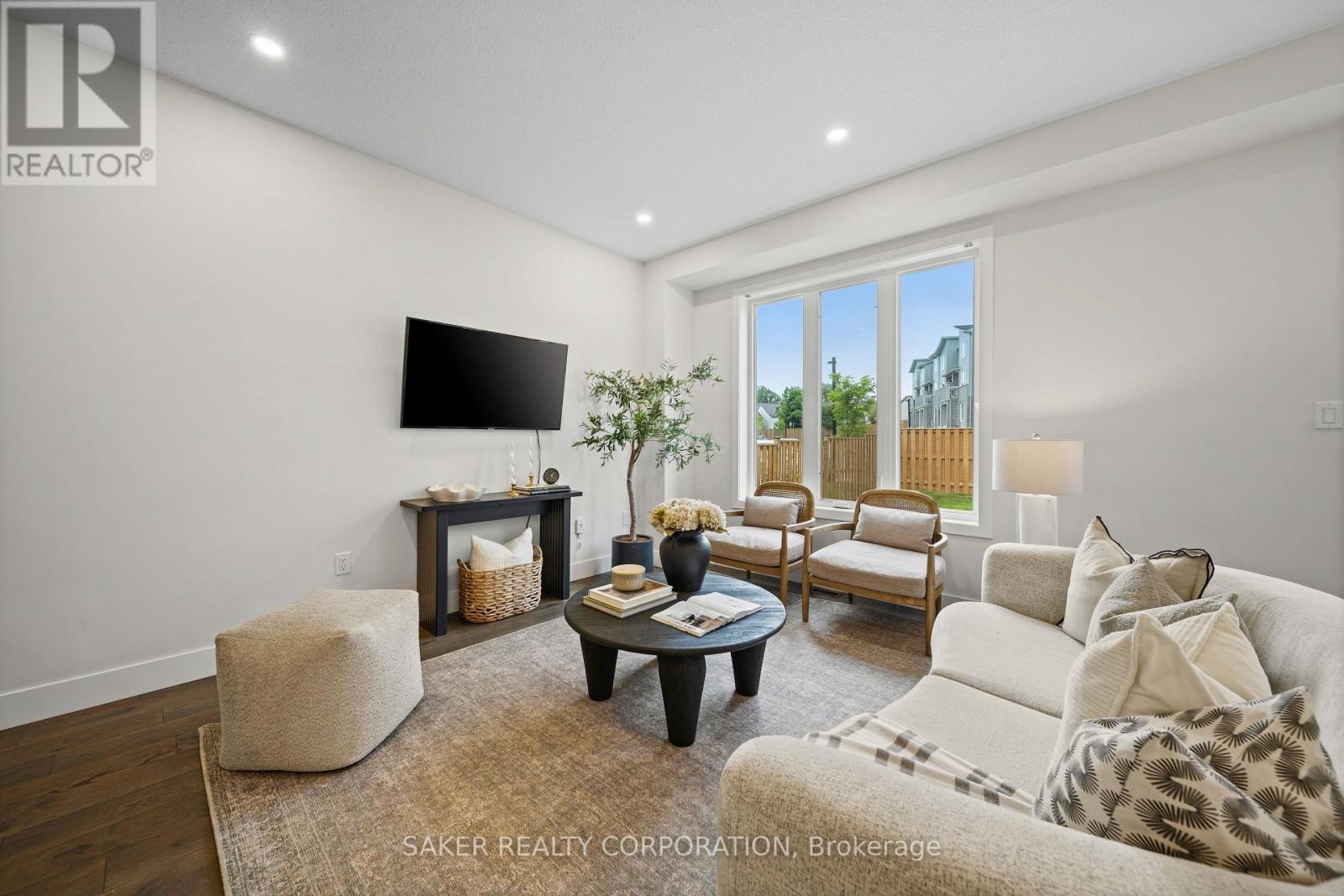 939 Deveron Crescent Property Photo 7