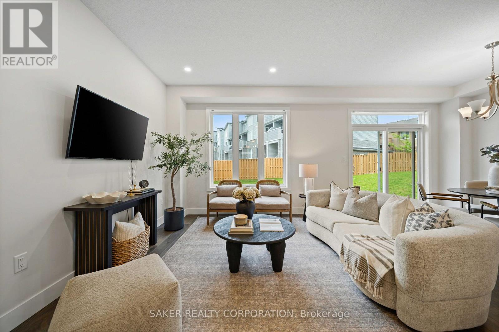 939 Deveron Crescent Property Photo 8