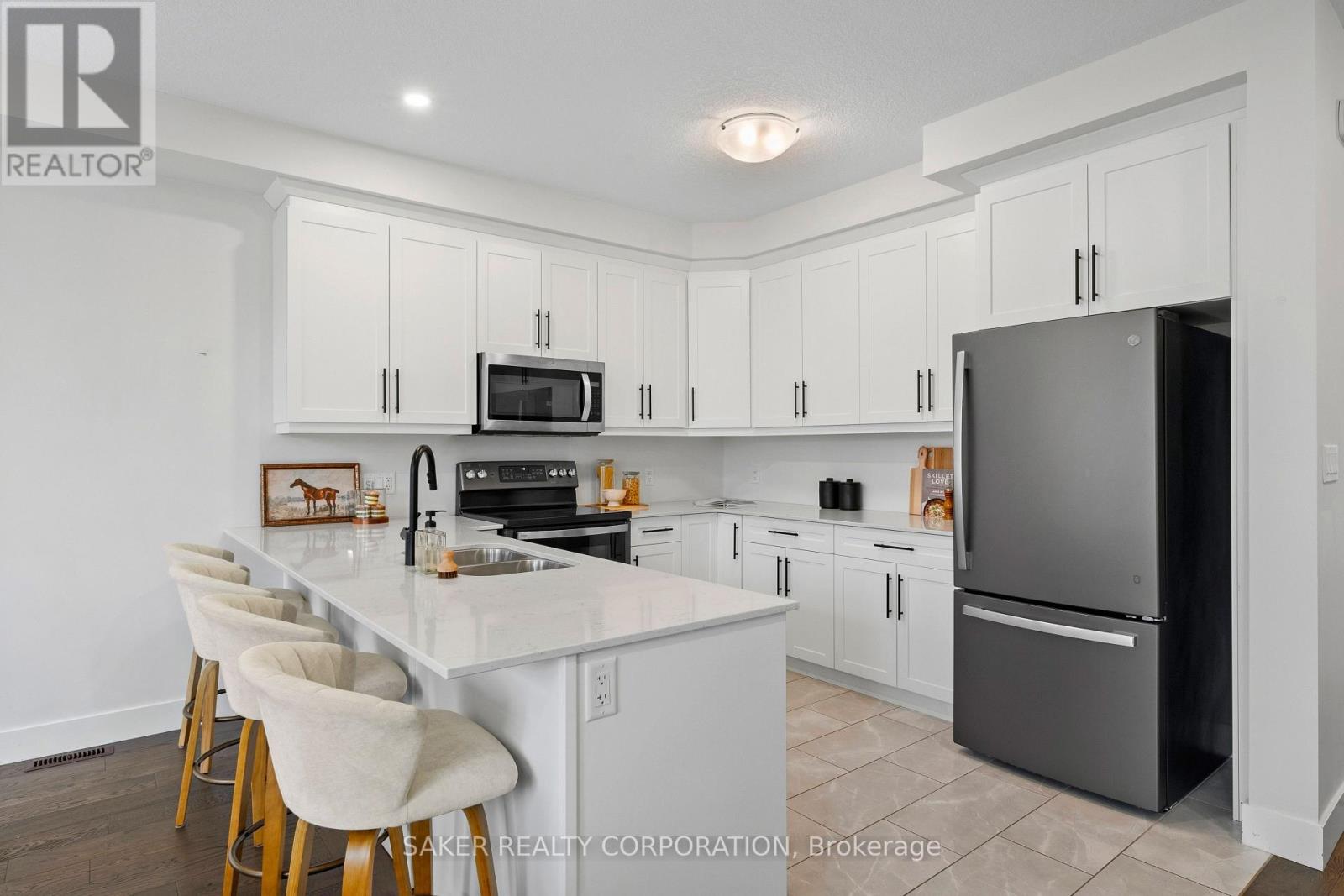 939 Deveron Crescent Property Photo 12