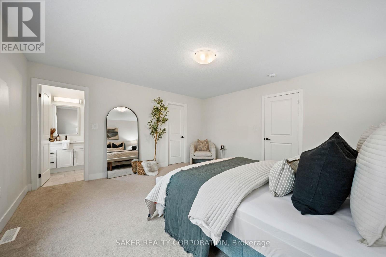 939 Deveron Crescent Property Photo 16