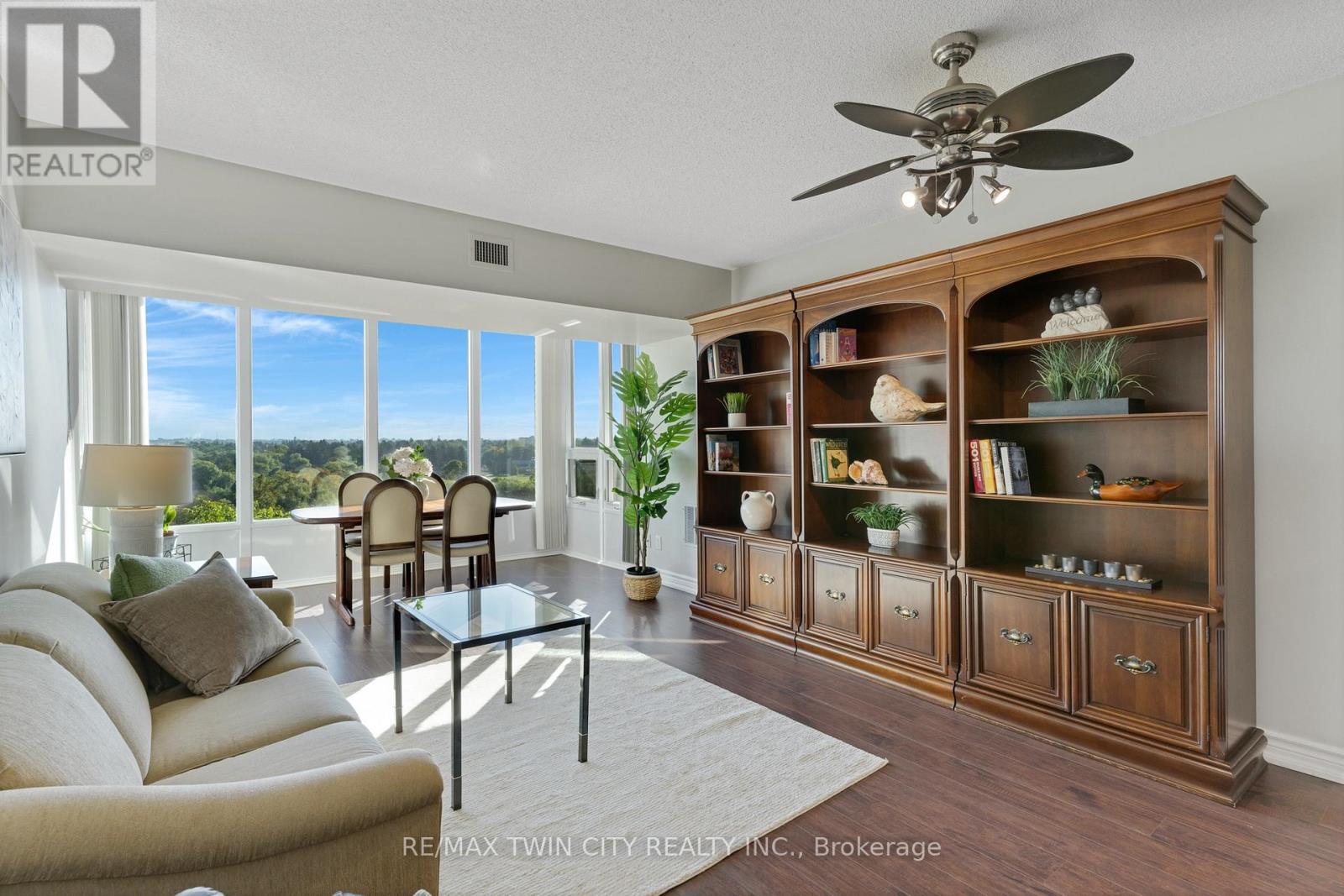 237 King Street W Property Photo 8