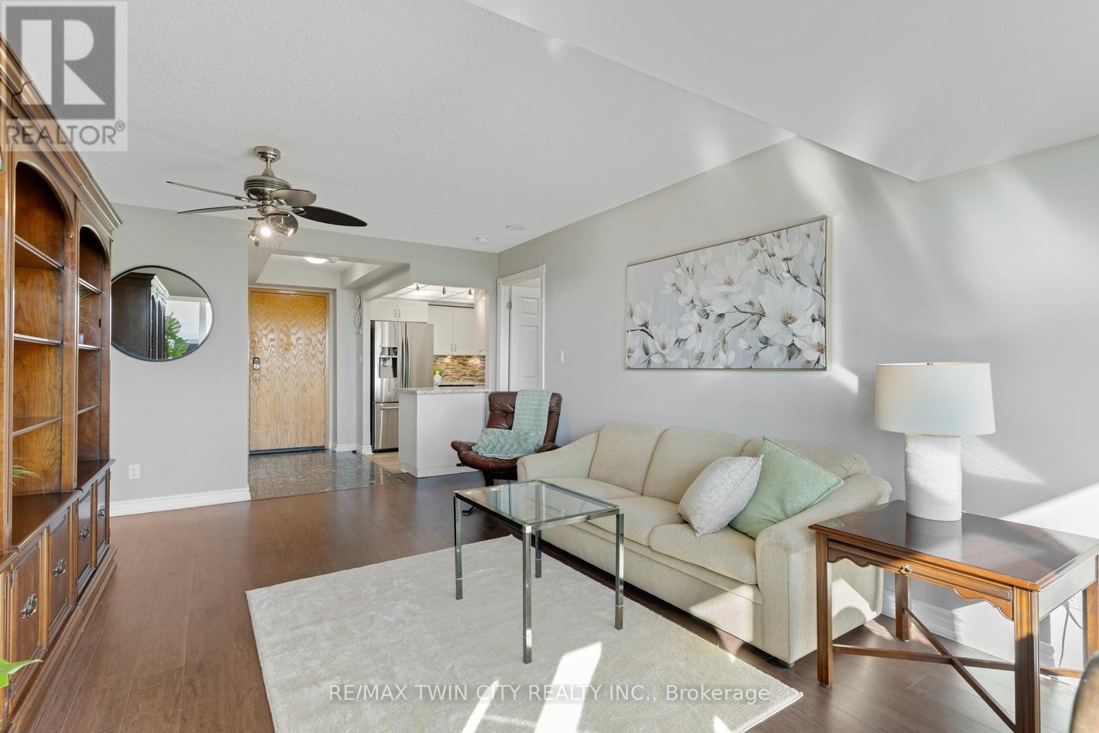237 King Street W Property Photo 12