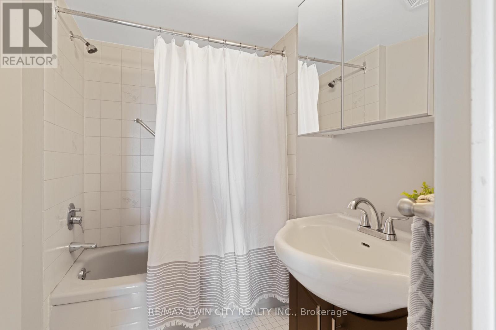 237 King Street W Property Photo 23