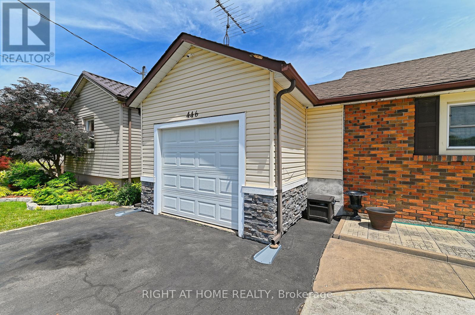 446 Geneva Street Property Photo 4