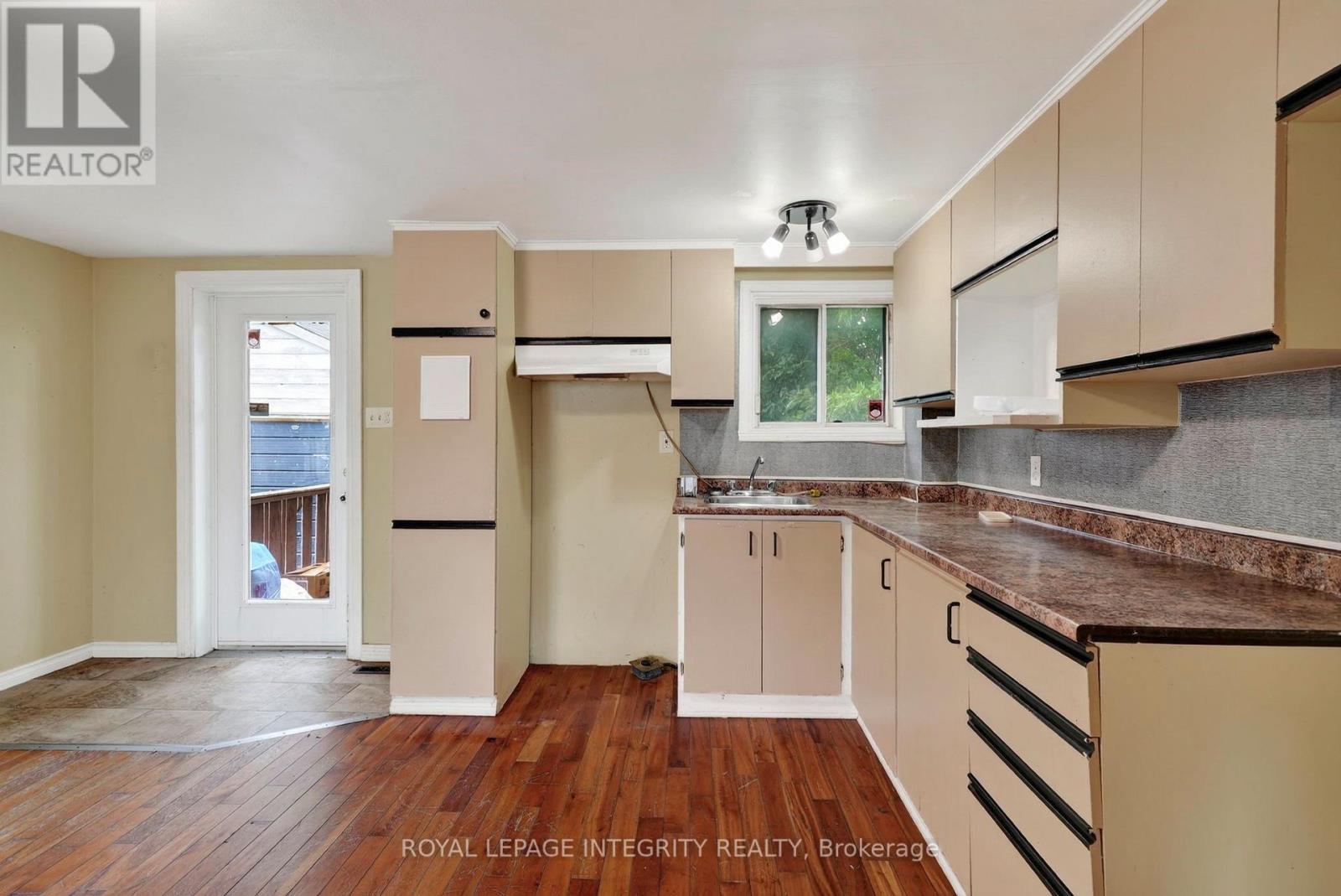 836 Marlborough Street N Property Photo 9