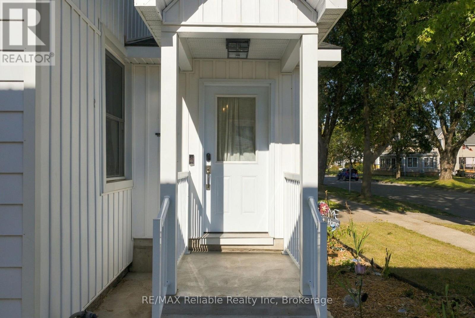 49 Main Street N Property Photo 4