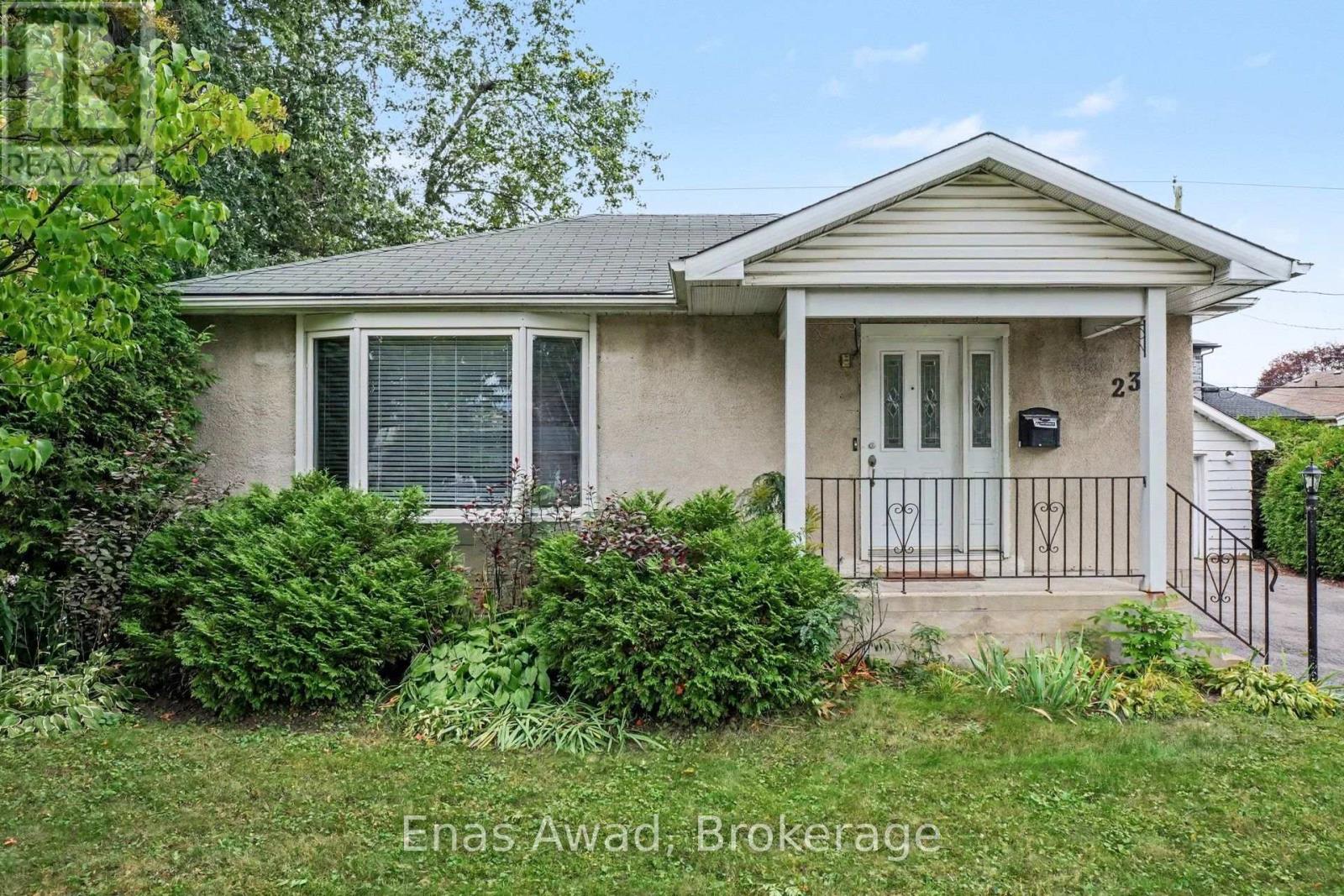 23 MEADOWLANDS DRIVE W Property Photo 1