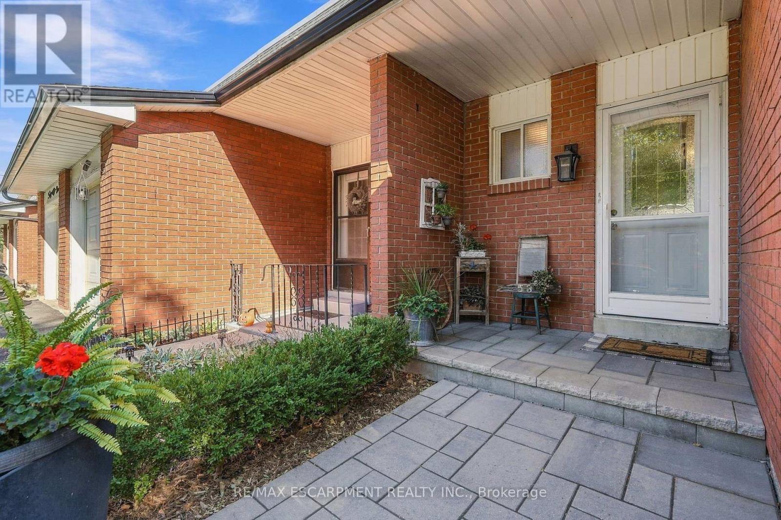 53 Bryna Avenue S Property Photo 3
