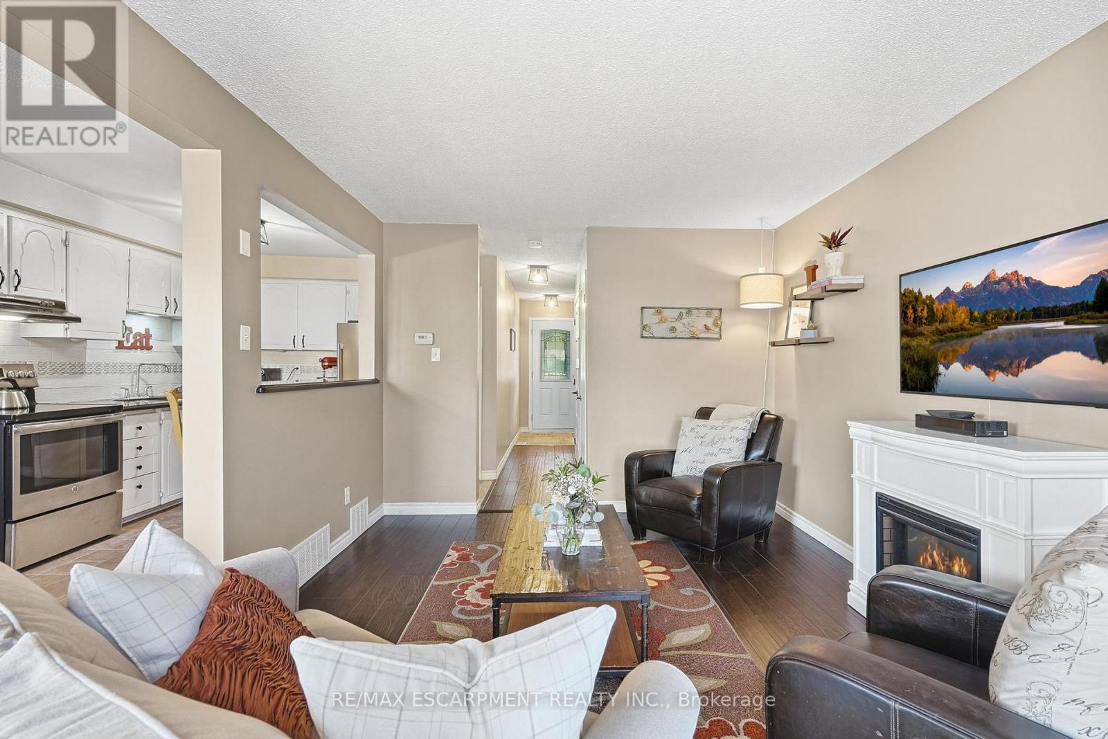 53 Bryna Avenue S Property Photo 8