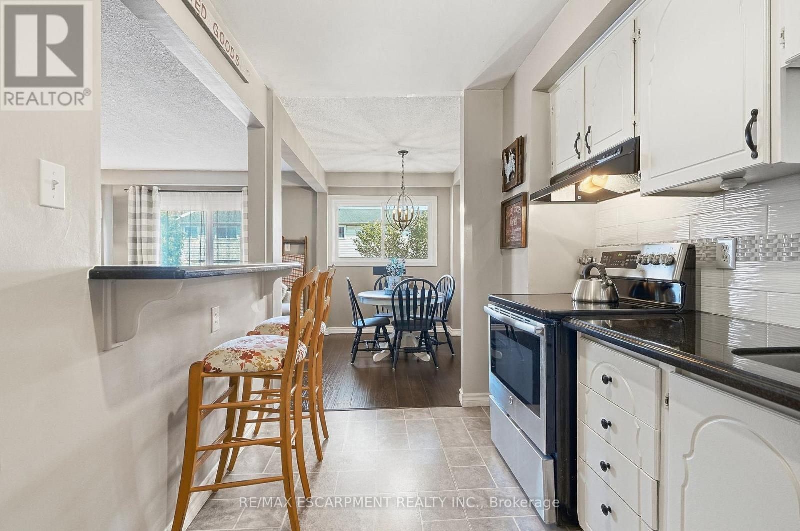 53 Bryna Avenue S Property Photo 13