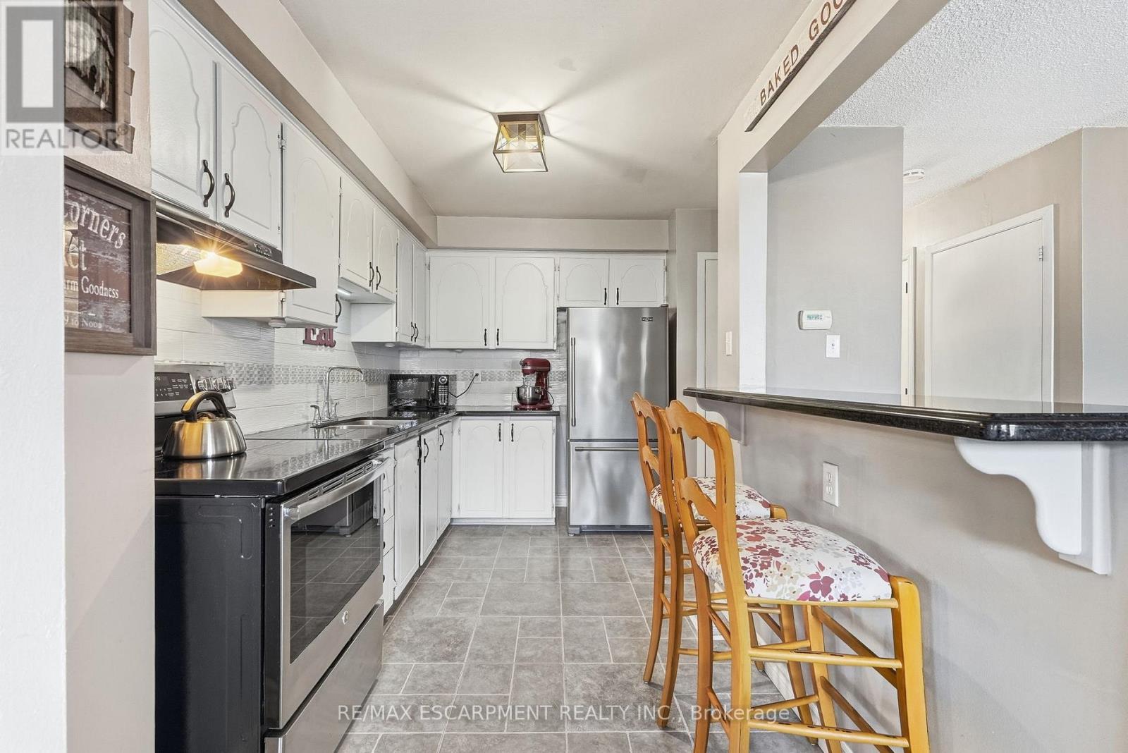 53 Bryna Avenue S Property Photo 14