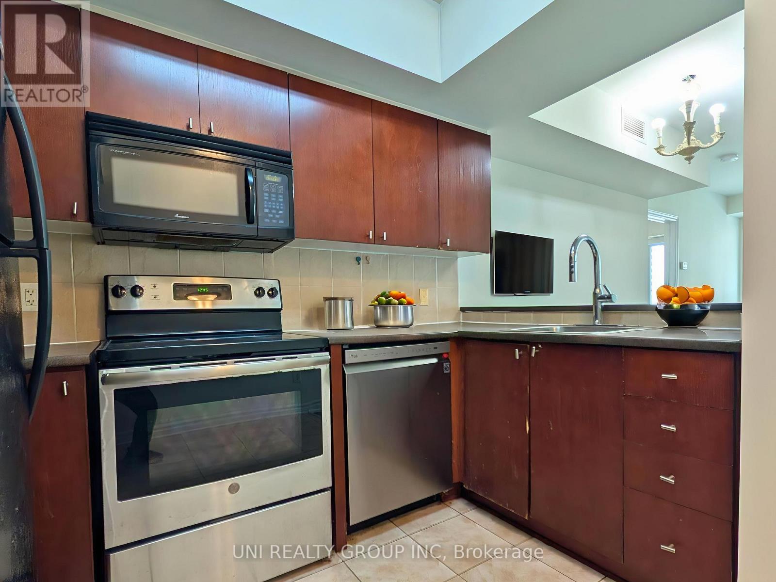 302 - 200 Rideau Street Property Photo 10