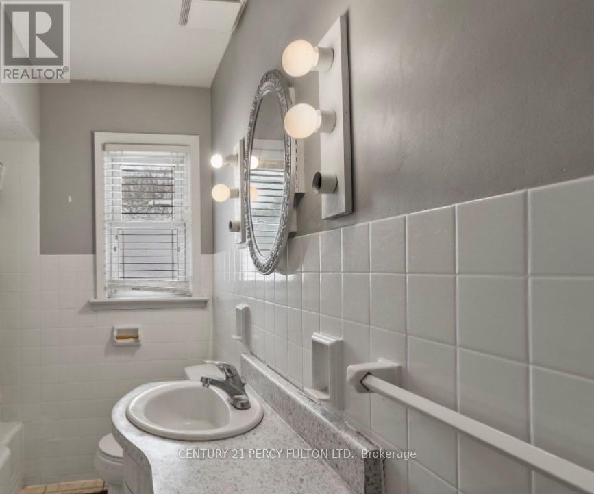 711 Victoria Street Property Photo 5