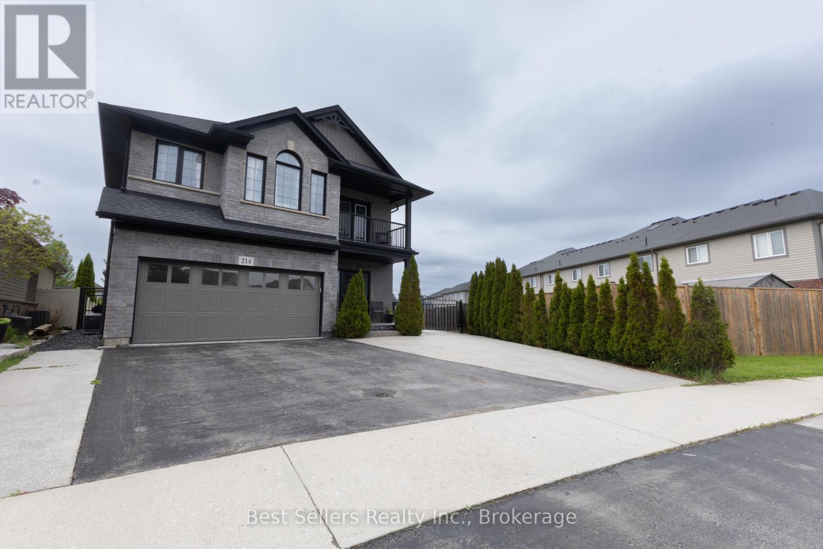 214 Cardinal Crescent Property Photo 2