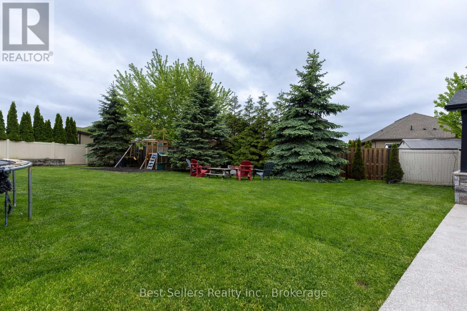 214 Cardinal Crescent Property Photo 5