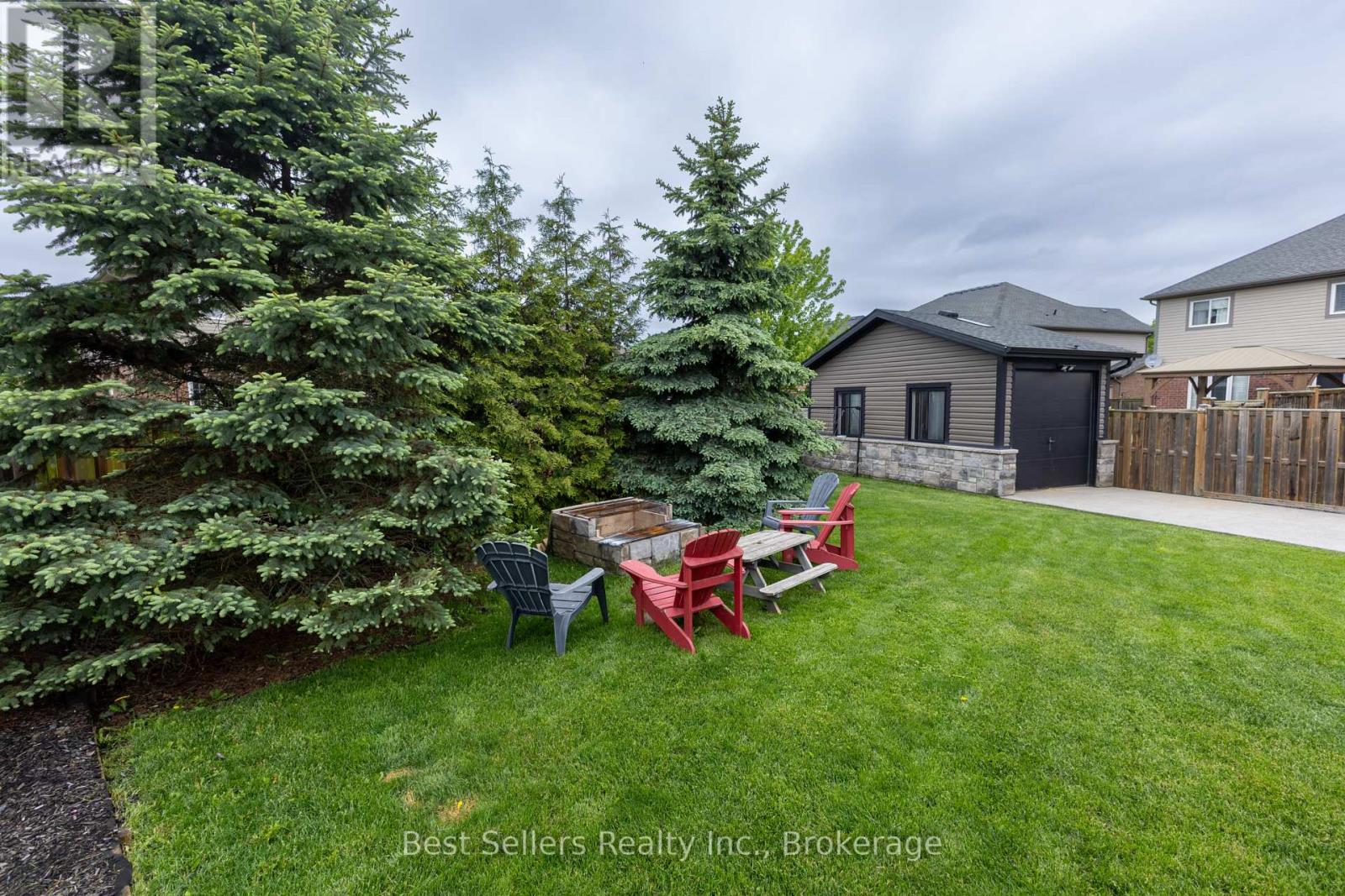 214 Cardinal Crescent Property Photo 6
