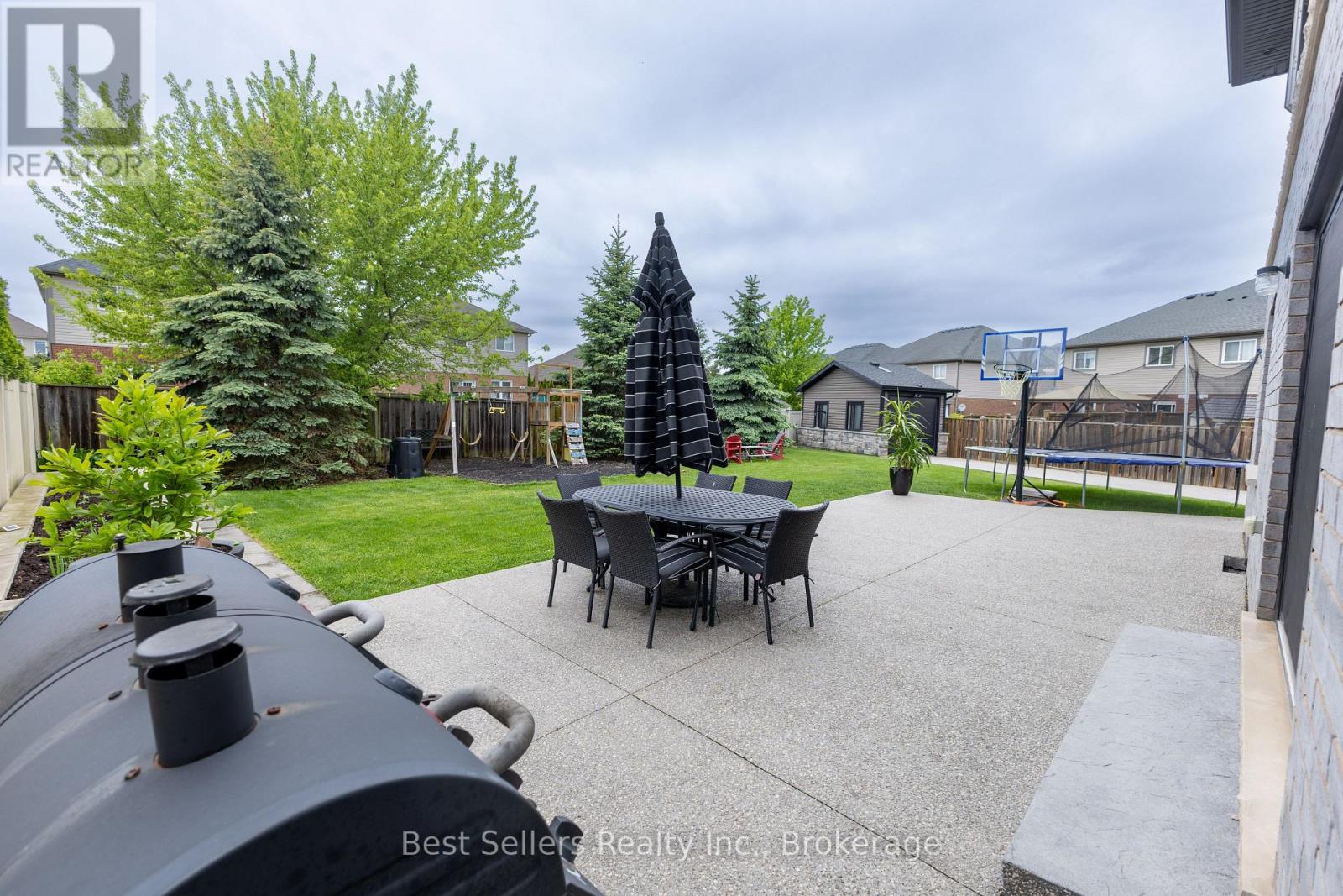 214 Cardinal Crescent Property Photo 8