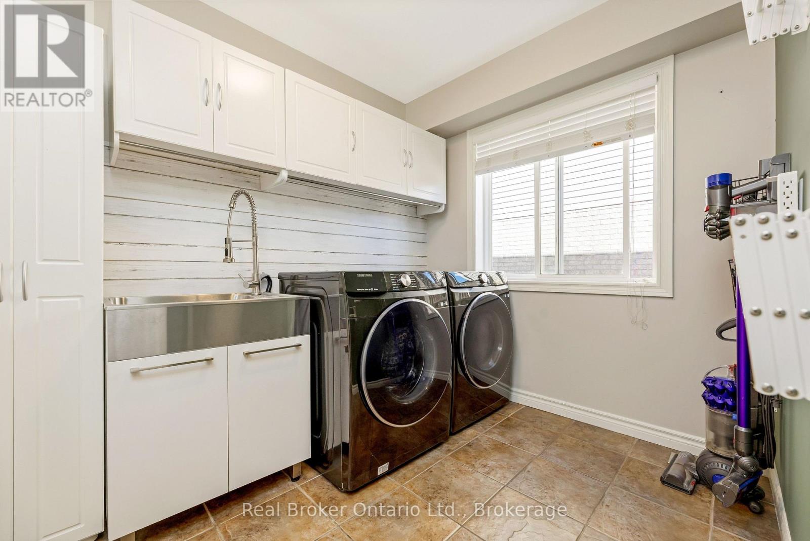 22 Atto Drive Property Photo 17