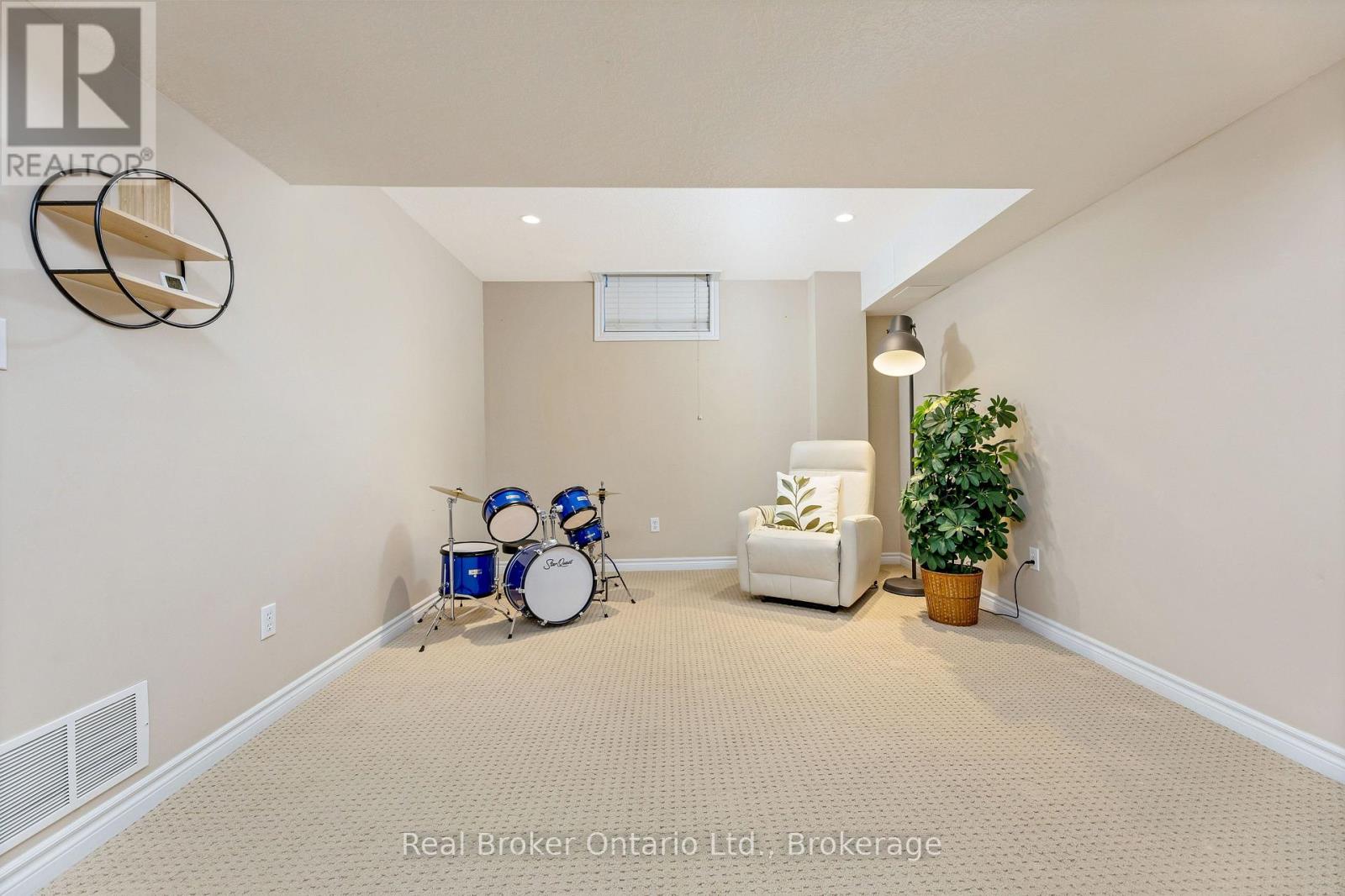 22 Atto Drive Property Photo 29