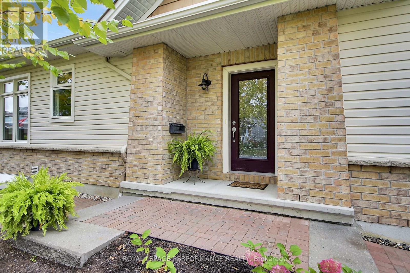 522 Silverbell Crescent Property Photo 1