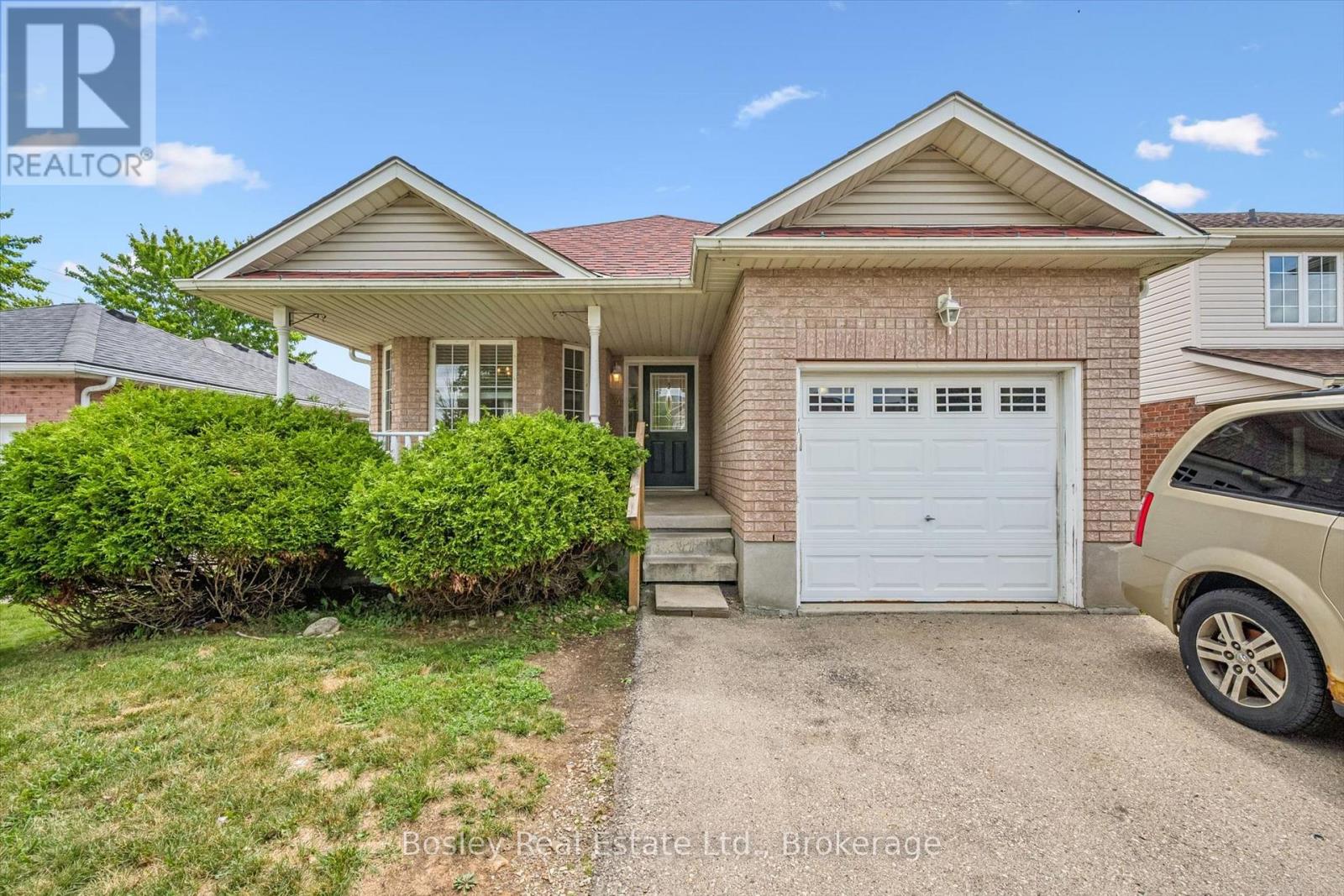 4 HAYWARD CRESCENT Property Photo 1