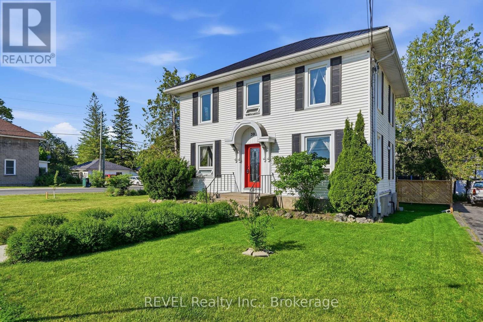 39 TRENT STREET N Property Photo 1