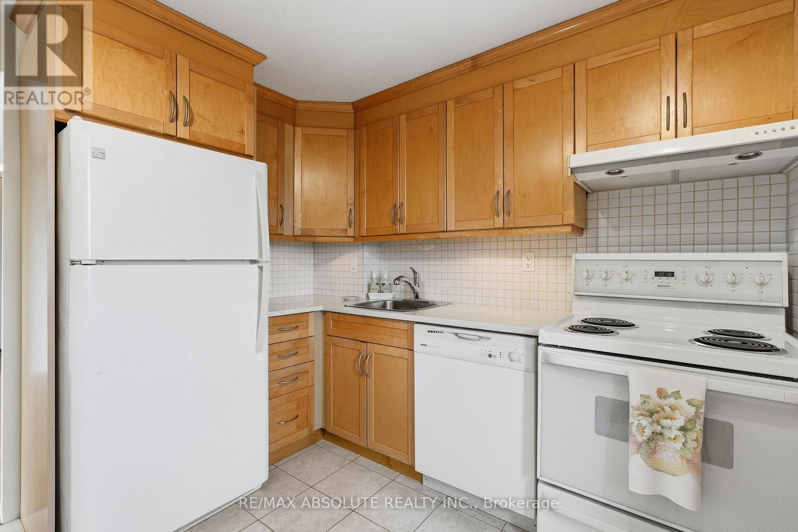 1010 - 915 Elmsmere Road Property Photo 16