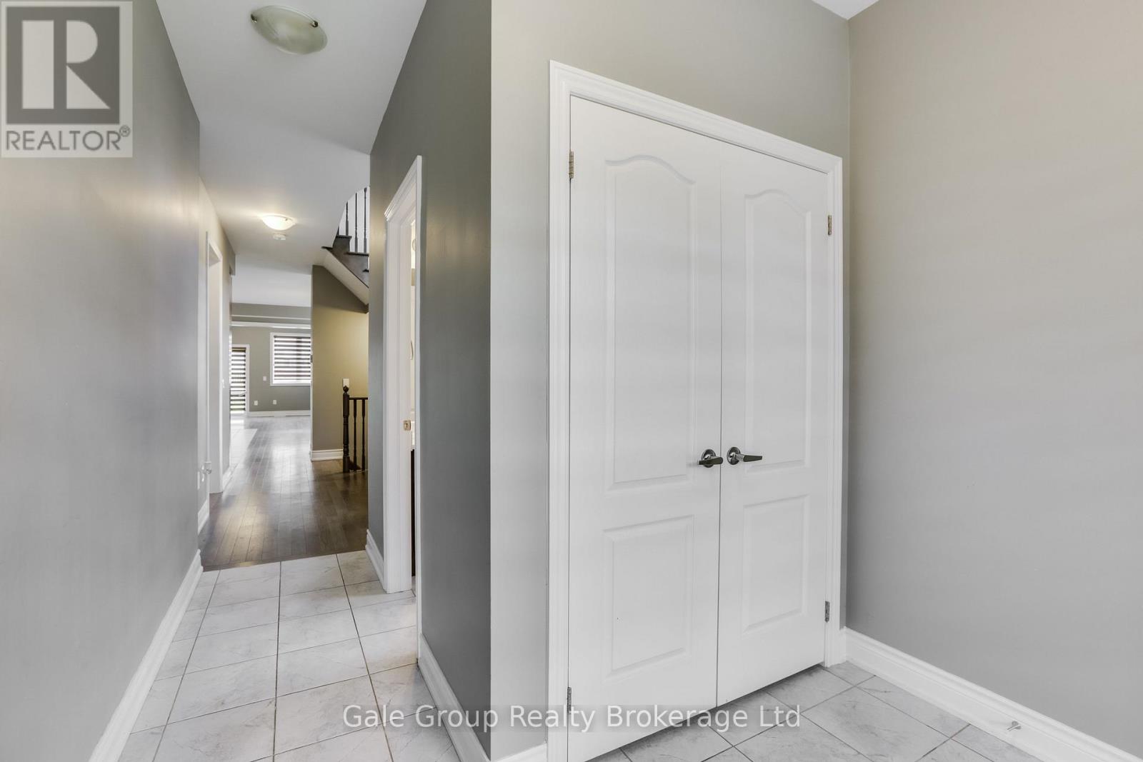 118 Huntingford Trail W Property Photo 5