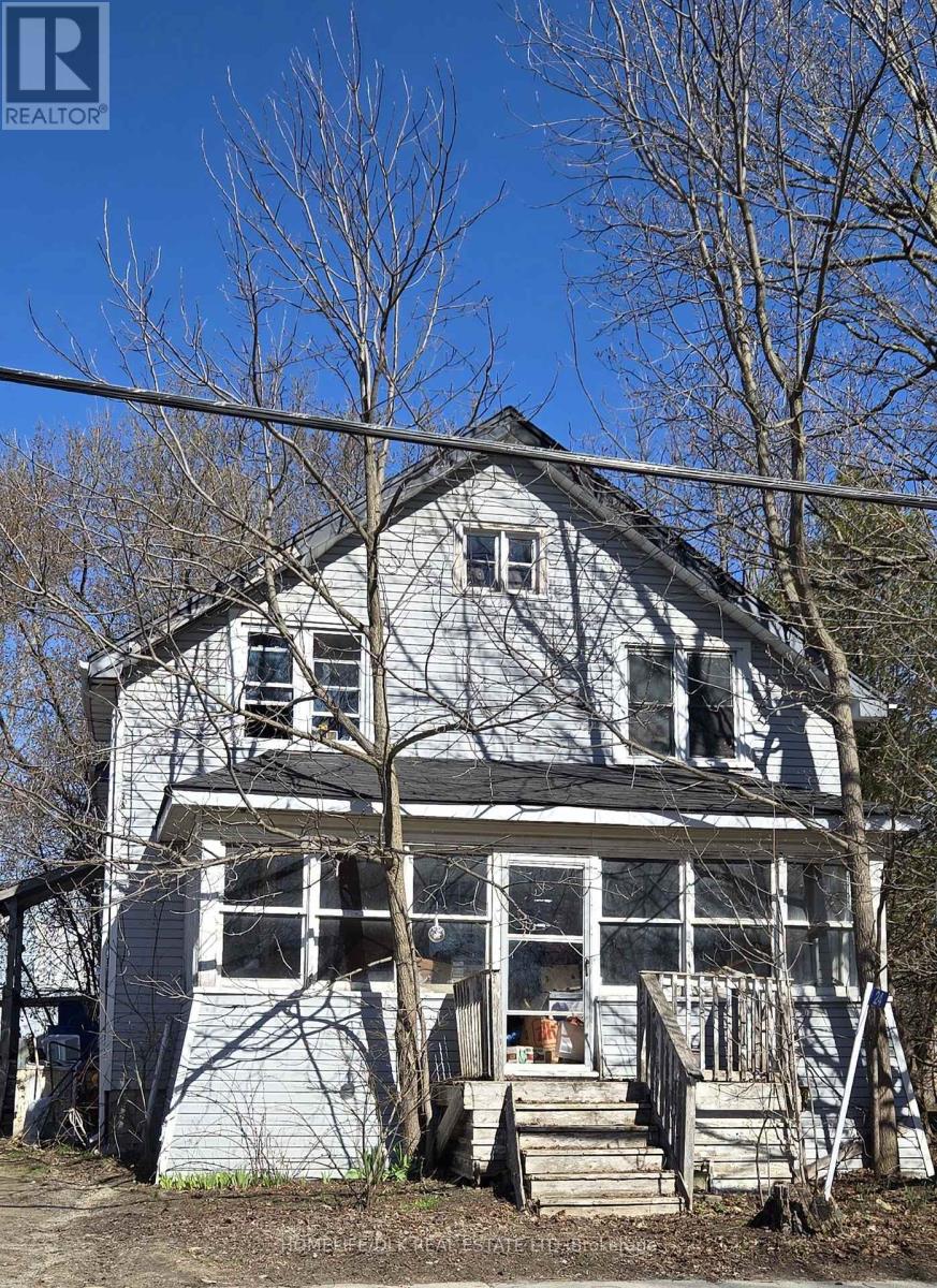 24 Centre Street N Property Photo 2