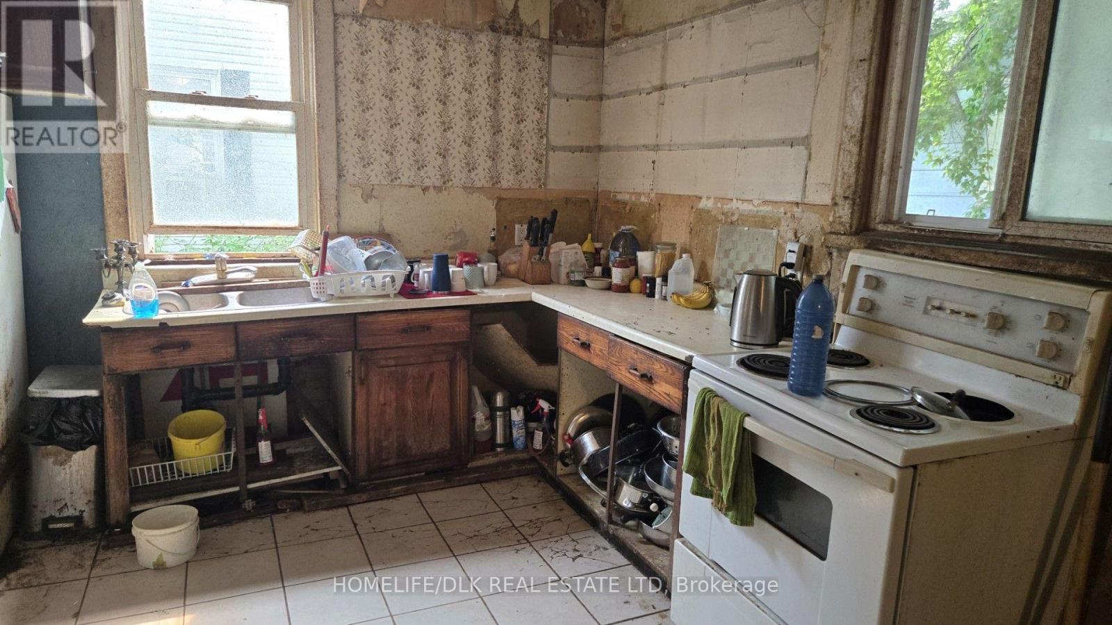 24 Centre Street N Property Photo 4