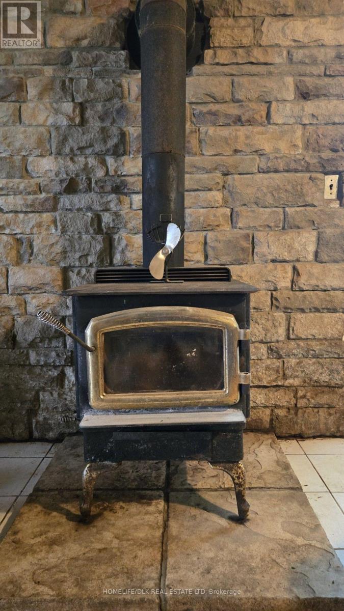 24 Centre Street N Property Photo 8