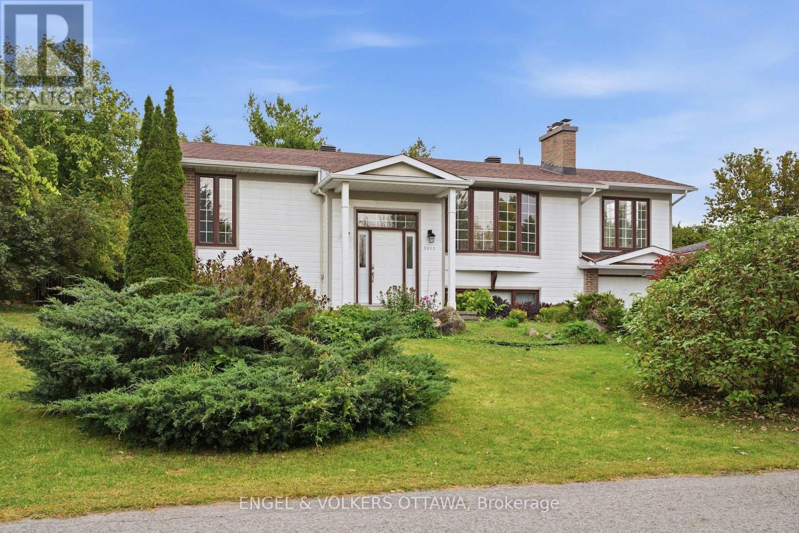 5293 Mclean Crescent Property Photo 3