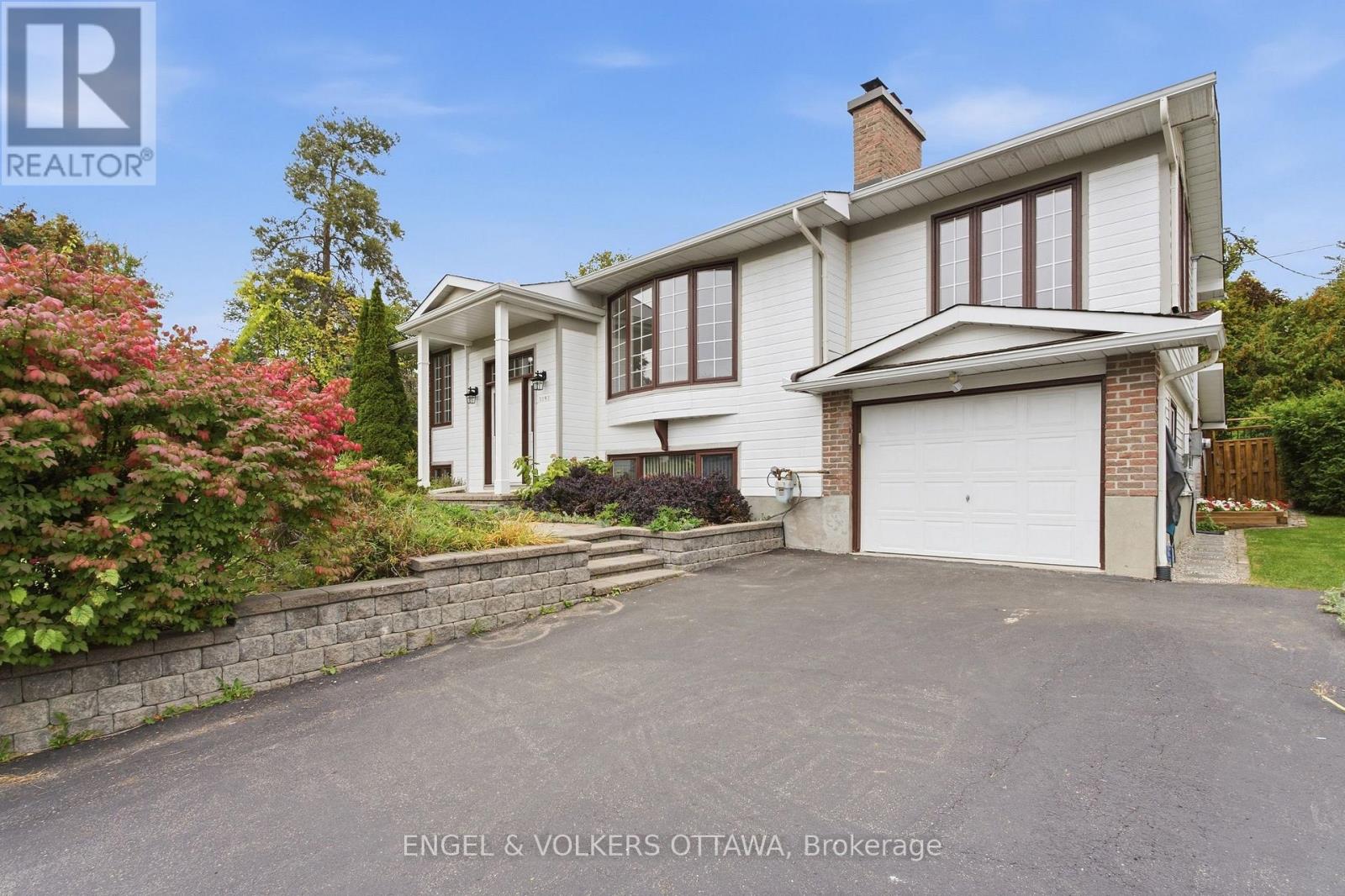 5293 Mclean Crescent Property Photo 4