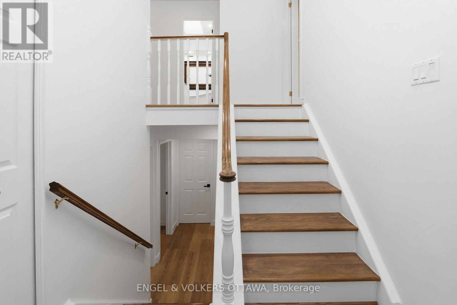 5293 Mclean Crescent Property Photo 6