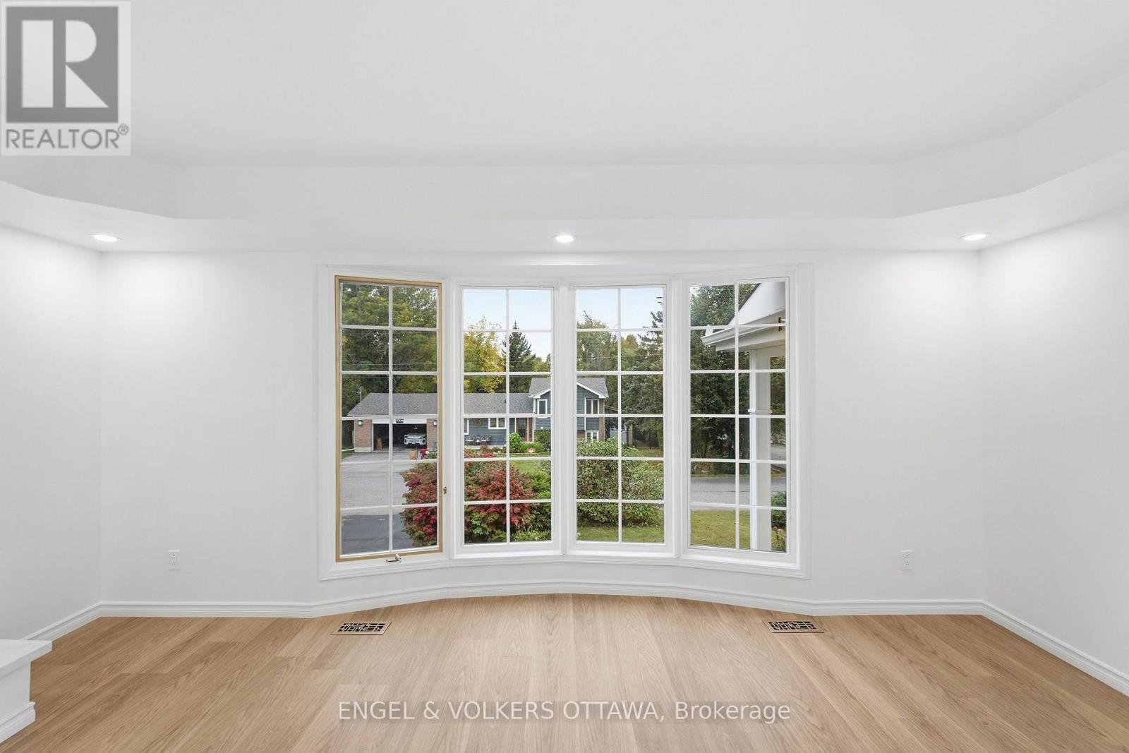 5293 Mclean Crescent Property Photo 12
